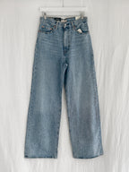 LEVI'S (NWT) - SIZE 28