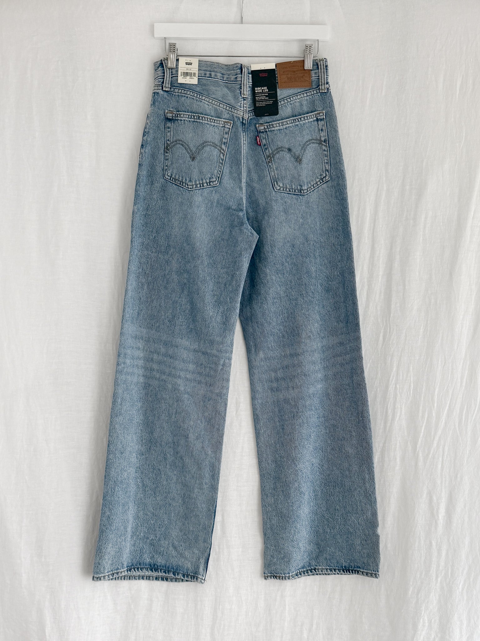 LEVI'S (NWT) - SIZE 28