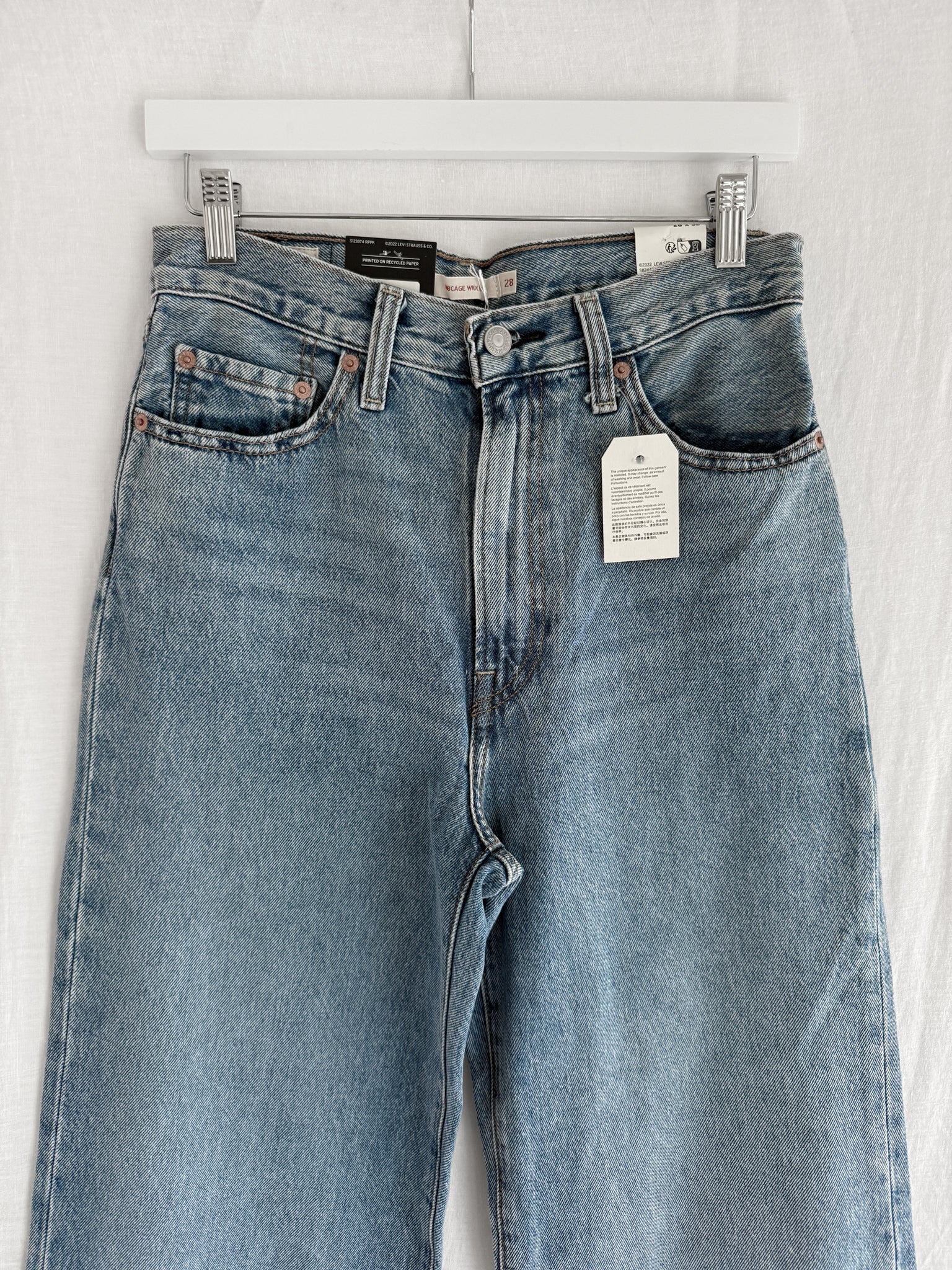 LEVI'S (NWT) - SIZE 28