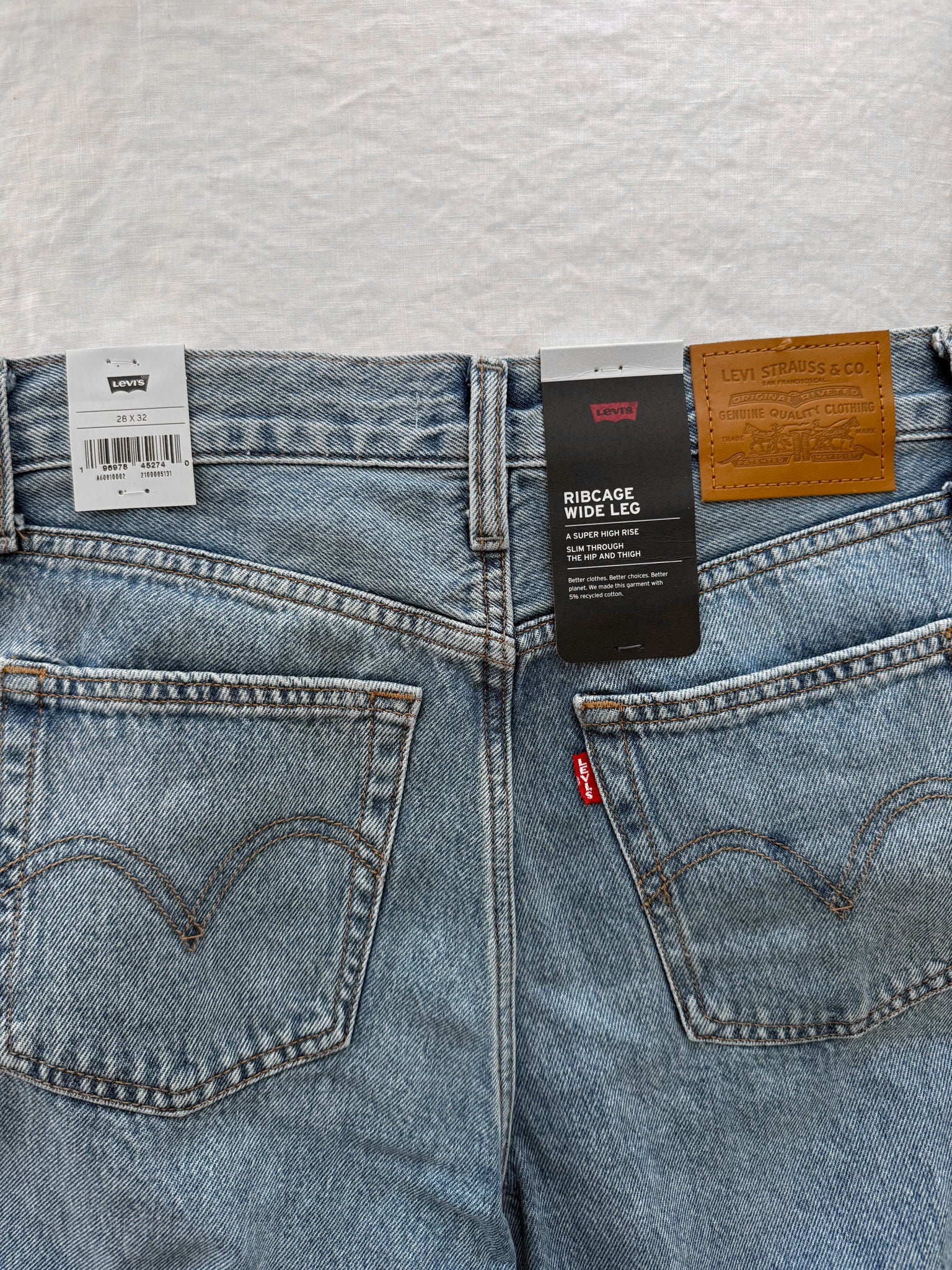 LEVI'S (NWT) - SIZE 28