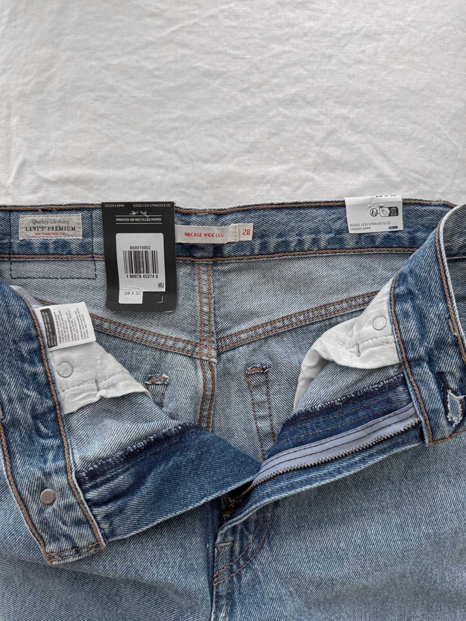 LEVI'S (NWT) - SIZE 28